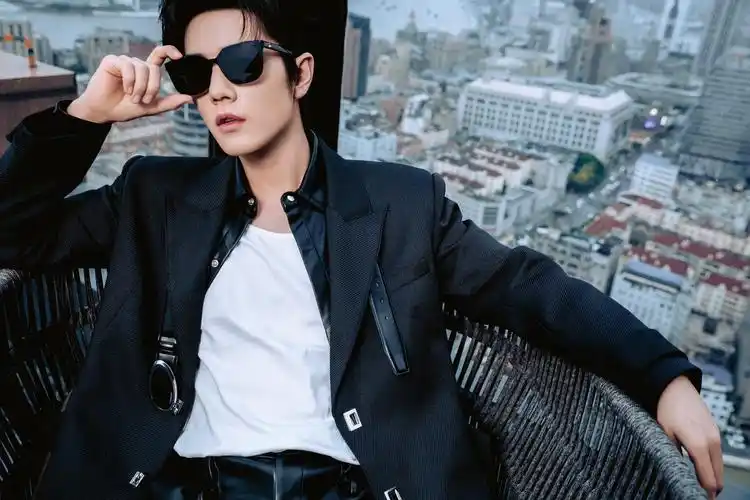 西装加皮衣皮裤加绑带,肖战你是懂怎么钓我的!