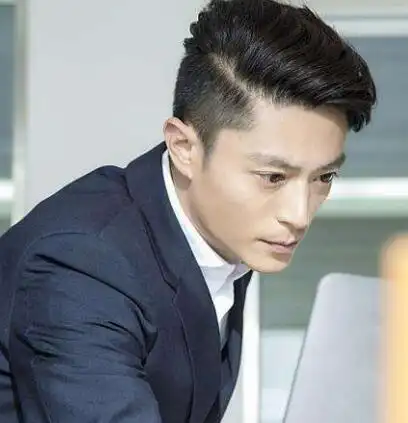 职场的商务人士中不乏青少年们,而一款大偏分的侧背头短发发型,剃鬓角