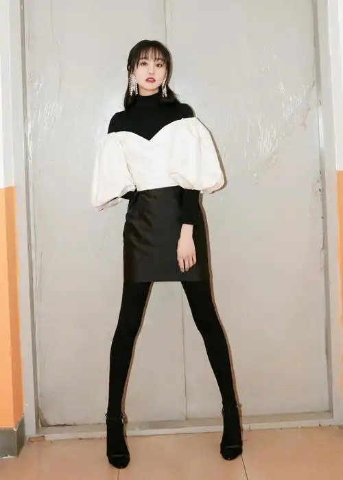 郑爽的丝袜腿真不是吹的穿大毛衣配高跟鞋亮相性感又迷人