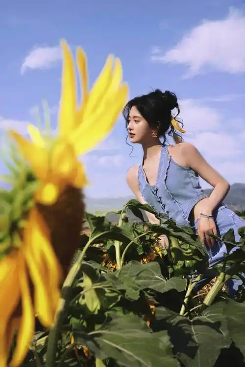 鞠婧祎一组旅行随拍美图曝光,大秀白皙的香肩和美背,肌肤吹弹可破-爱