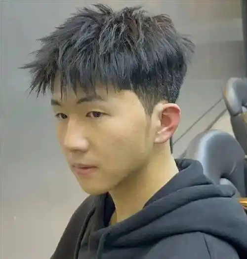 摩根烫建议使用烟花杠子出来效果更佳,先用梳子轻轻梳