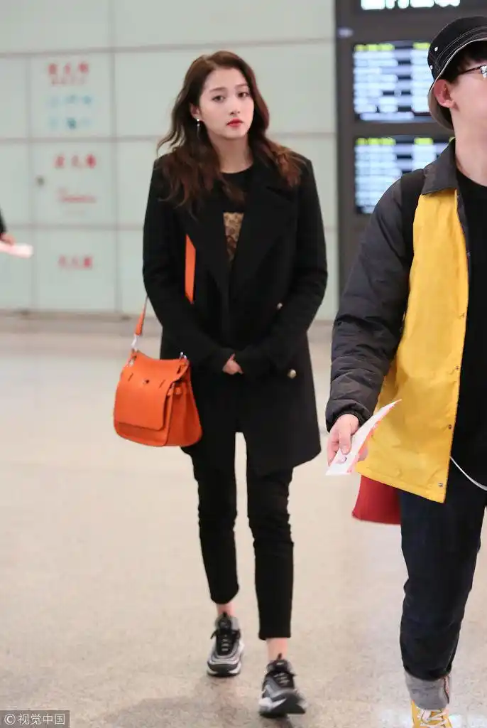 关晓彤全黑look背橘色包包当点缀