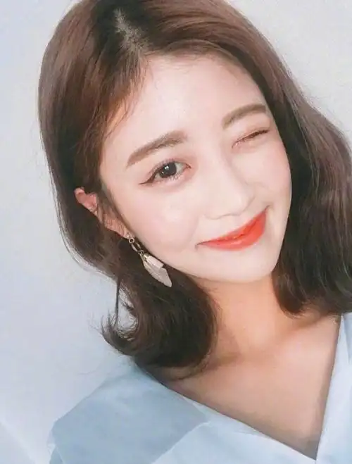 有哪些可以显年轻的卷发?_时尚_发型_自然