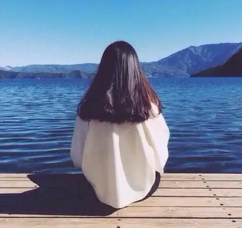 淑女头像唯美海边背影高清