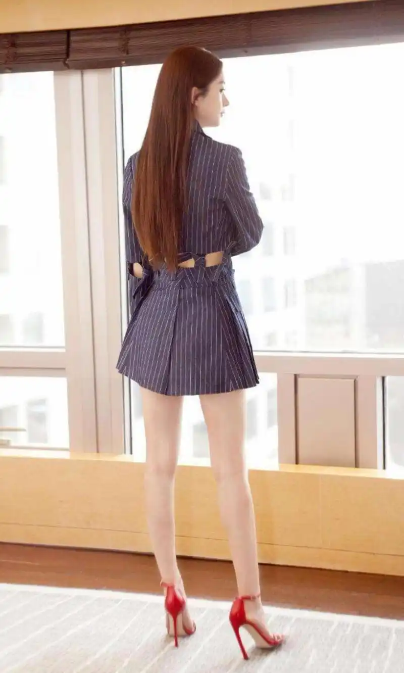 女星穿起红色高跟鞋,迪丽热巴性感,赵丽颖霸道总裁