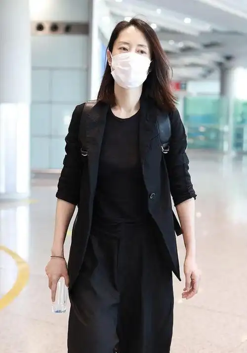 刘敏涛穿出了70后应该有的样子红西装配黑裙高雅大方又气质