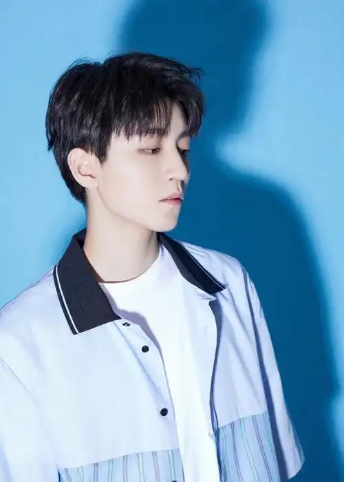 王俊凯蓝色衬衫帅气写真