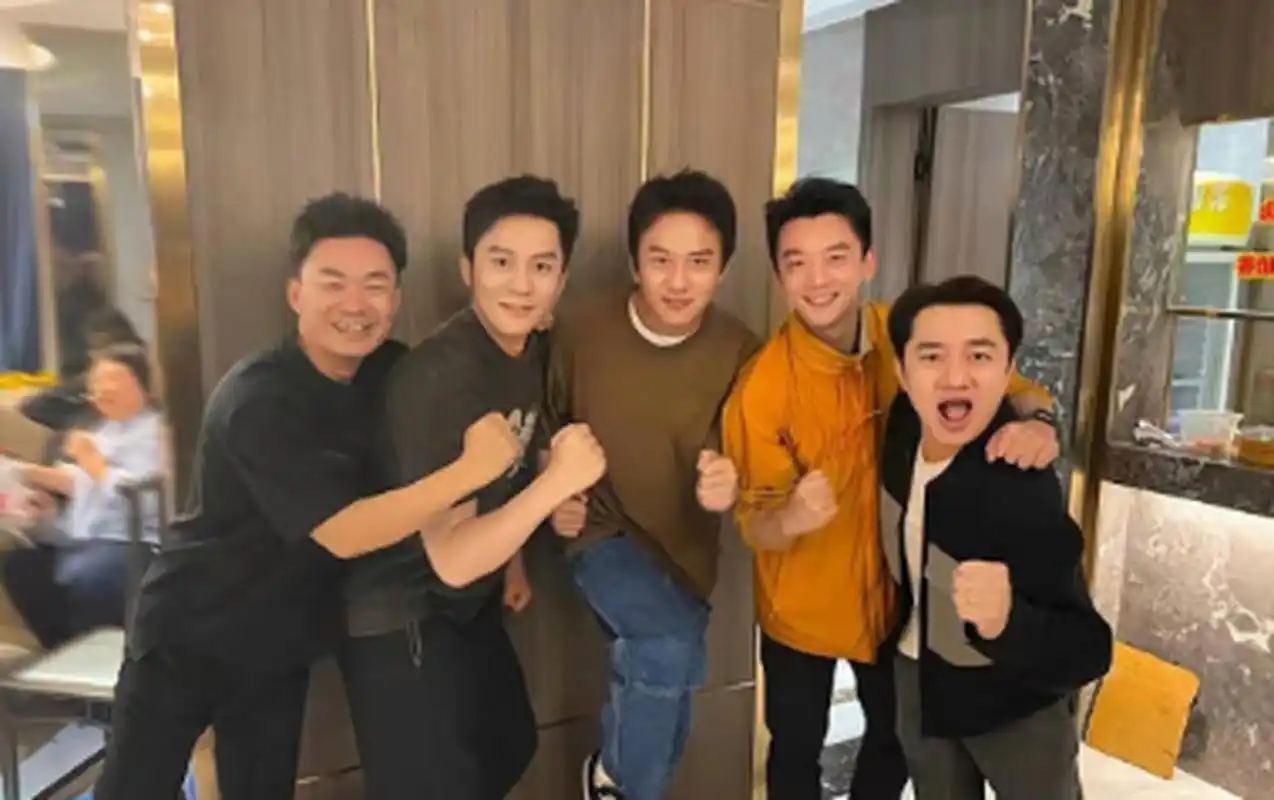 邓超晒初代"跑男团"合照 与李晨等人同框超欢乐.