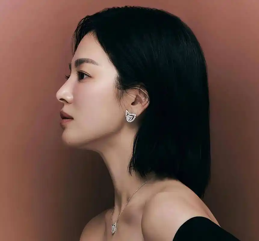原创女神宋慧乔最新造型珠宝特别抢眼搭配小黑裙气质完全释放
