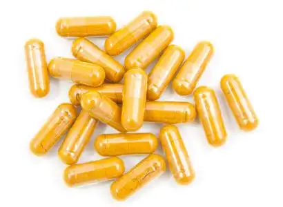 溢了出来,一杯咖啡医学溢了出来,一瓶隔离鹌鹑蛋和一个橙色, 绿色鸡蛋