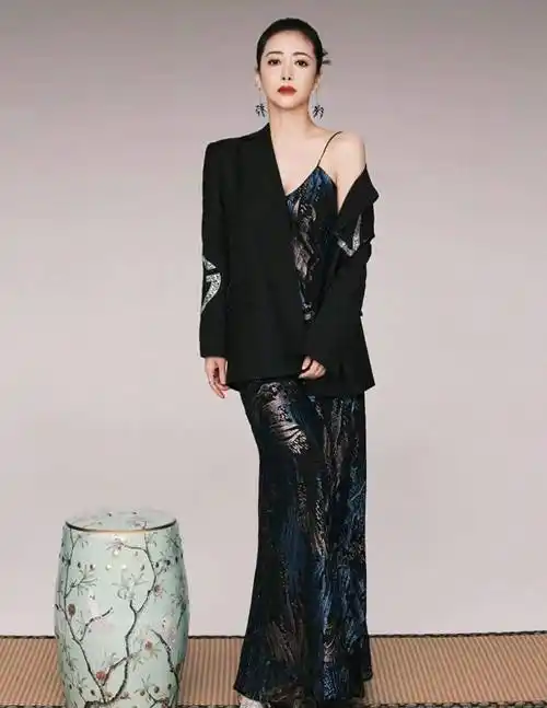 陈紫函为博眼球很拼,真空穿西装秀出事业线,魔鬼身材让人羡慕了