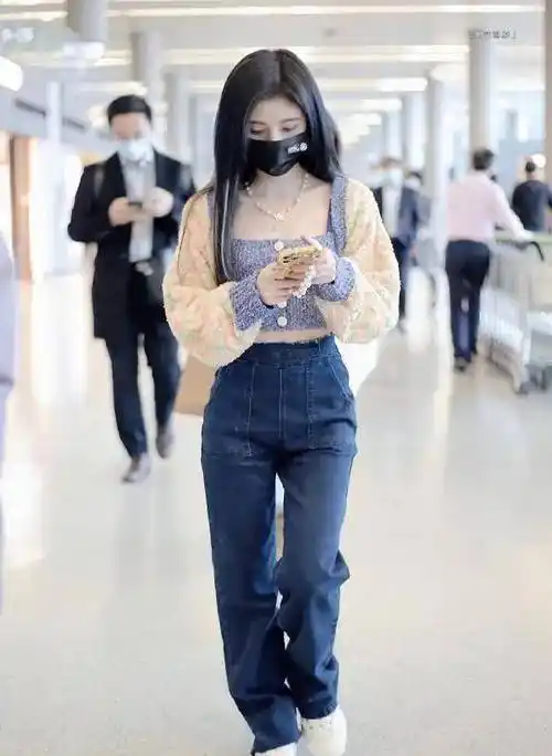 鞠婧祎机场生图被疯传,穿30cm短装秀蛮腰,全身照却暴露缺陷_造型_身材