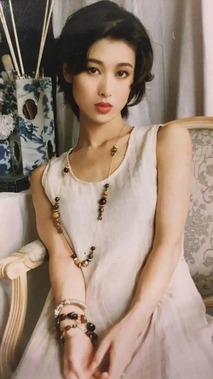 郑爽的短发也太油了吧,宛如油画一般!你们认为呢?#又美又飒  - 抖音