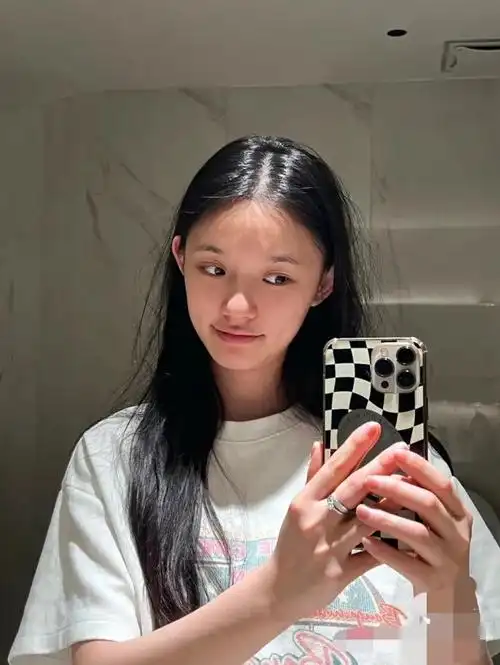 加上是纯素颜的原因,林允脸上的痘痘等小瑕疵也看得非常清楚.