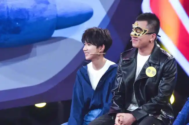 王源携助理史强登王牌最后一期,二人互怼中介绍对方尽显超好关系