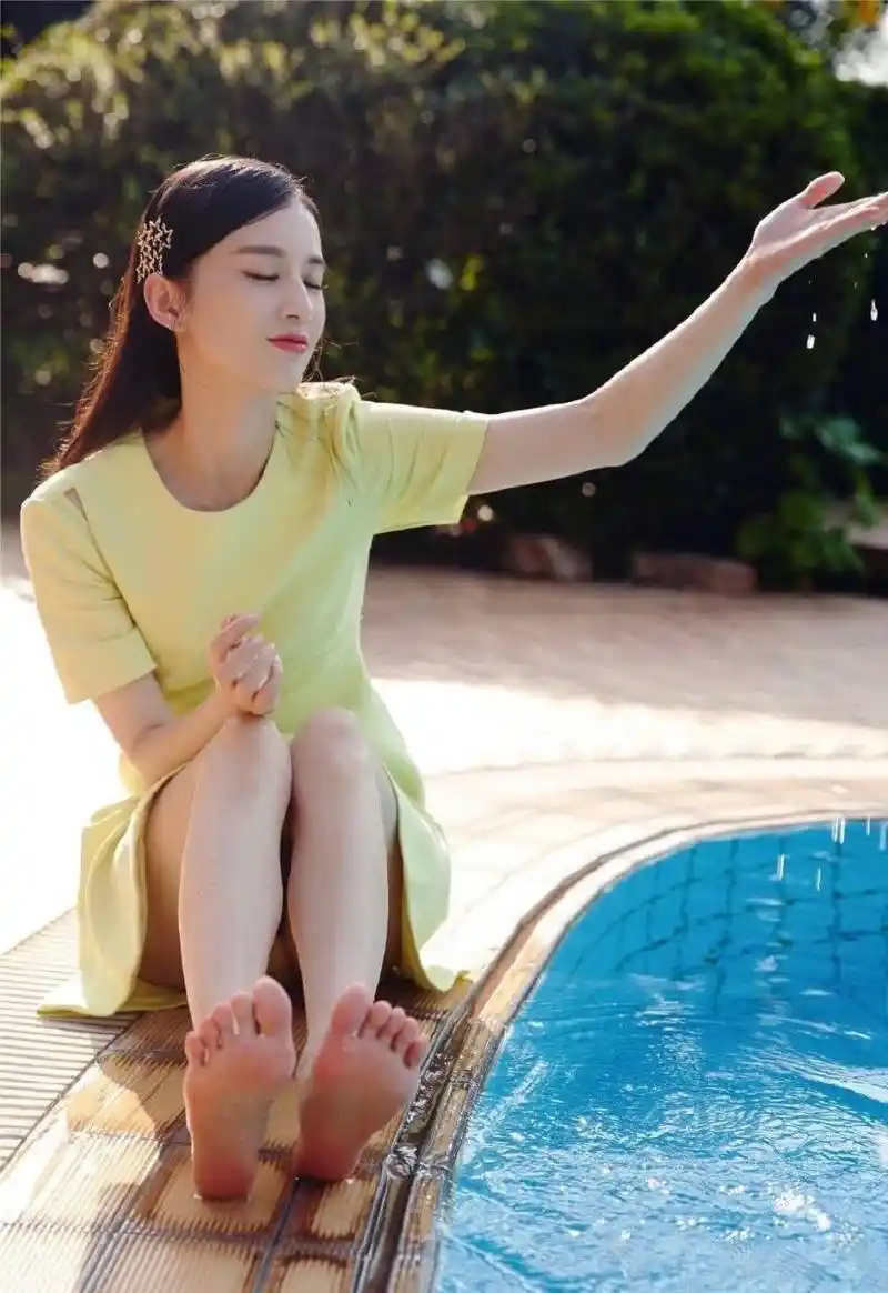 火箭少女李紫婷的一字带高跟鞋美足,如同湖畔的花朵,带着天然的芬芳.