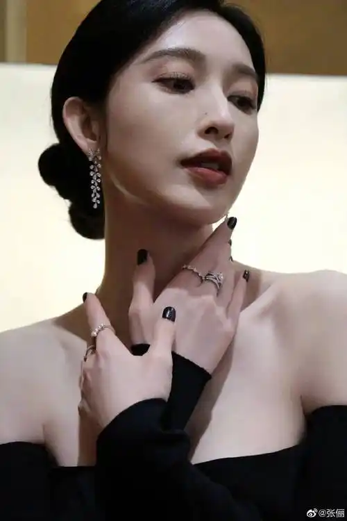 张俪是内地当红女星,她曾接演过《我愿意》《心花路放》《男人帮》