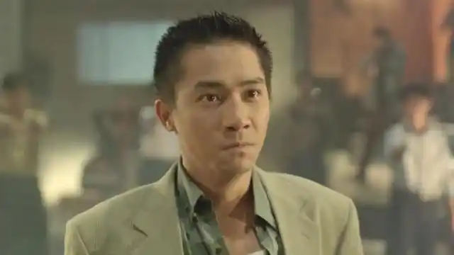 92年的电影《辣手神探》中,梁朝伟搭档周润发,黄秋生,主演了一个嫉恶