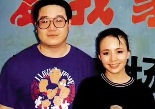宋丹丹与三婚老公夜跑男方全程贴心照料结婚24年仍恩爱