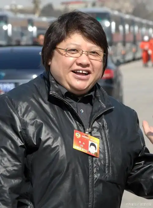 韩红年轻时的校花风采18岁军装照令人震惊