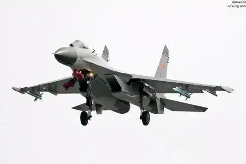 央视再曝光"白头"歼-11b,未来歼-11b型将承担何重任?_型战斗机