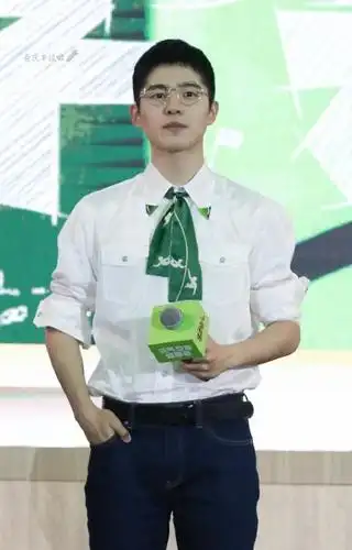 肖战"学士服"毕业照太帅了吧!有这样的学长,谁还有心思读书啊