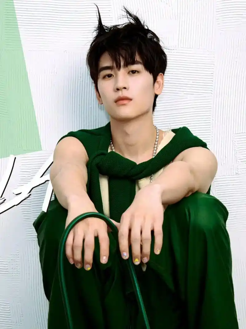 杂志封面有美甲细节图!#黄俊捷