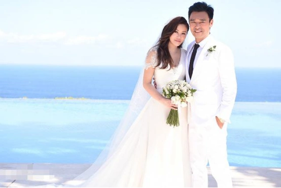 曾饰演王俊凯的父亲,前妻败光家产还抛弃他,二婚娶小20岁经纪人