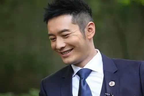 4 当爸后更爱笑!黄晓明出席活动 不断露羞笑