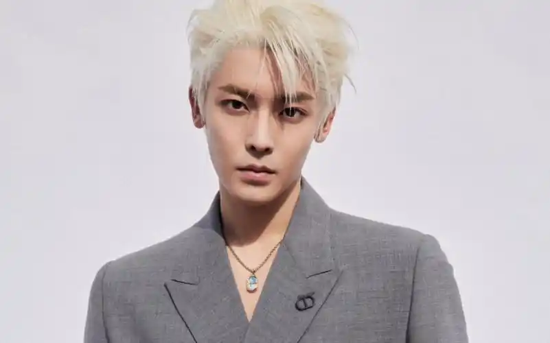 【侯明昊】微博之夜造型之银发破碎少年(如果当时他顶着这头白毛去走