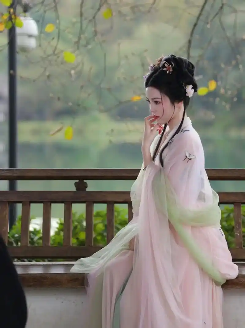 被爱的前提是漂亮吗#狮子座 #古风 #汉服 - 抖音