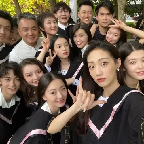 北电毕业照刷屏孩子有明星梦你会支持孩子考北京电影学院吗