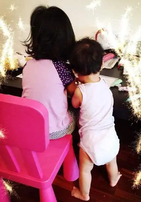 睫毛弯又长!罗海琼二胎已一岁俩女儿依偎显可爱