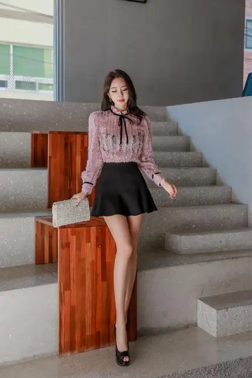 短裙高跟鞋,大长腿更秀丽