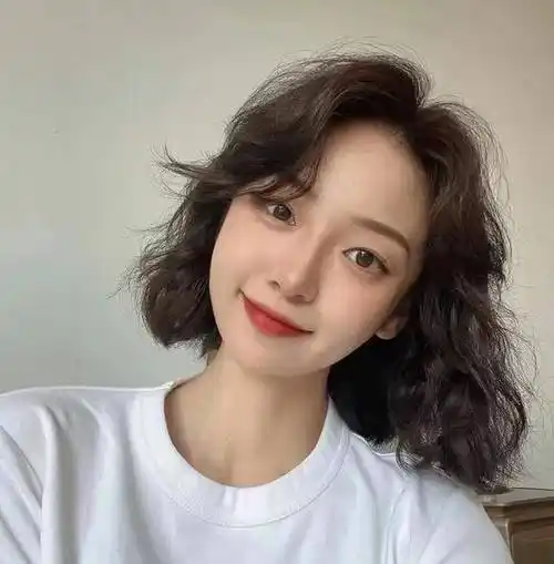 锁骨烫不火了,今年正流行的是"齐肩烫",好打理还不挑脸型