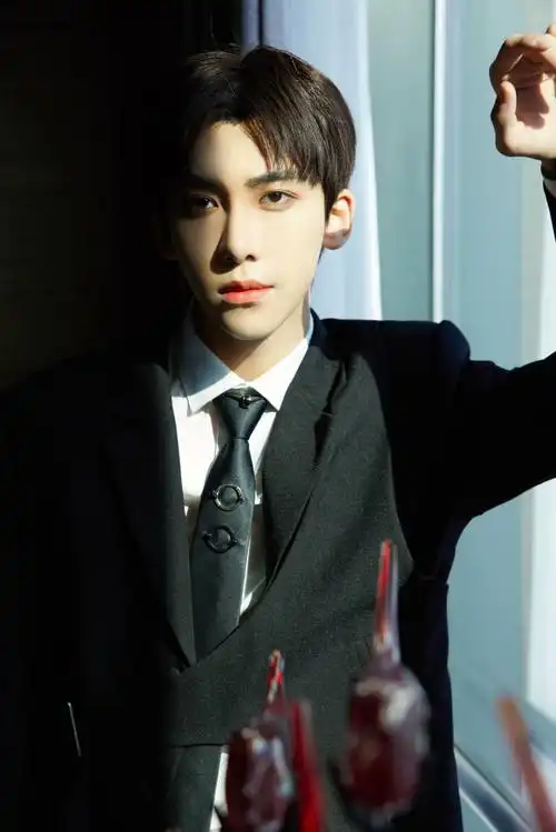 next超话·丁泽仁超话别致剪裁西装呈现多元层次感,大框架眼镜充满