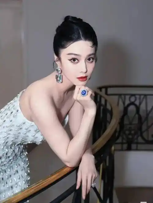 范冰冰戛纳晚宴最后造型优雅脱俗,宛如人间精灵_连衣裙_花娇_便衣