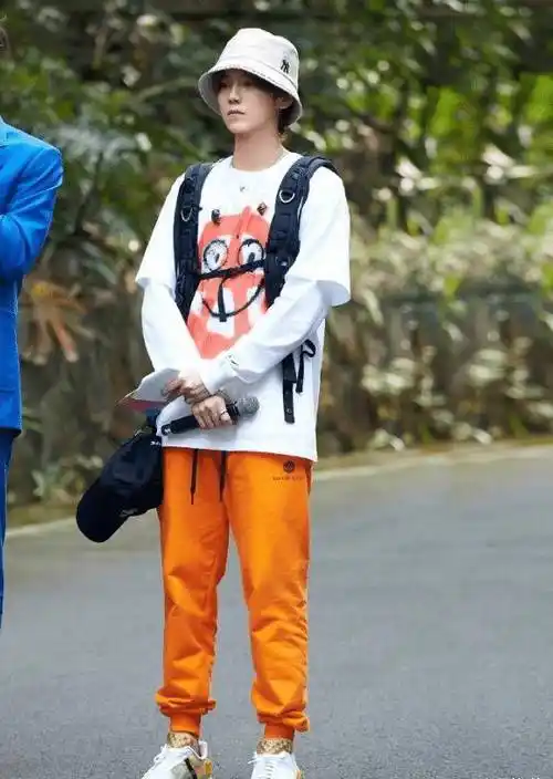 鹿晗最新时尚大片,"眼镜杀"又a又欲,不愧是exo门面担当