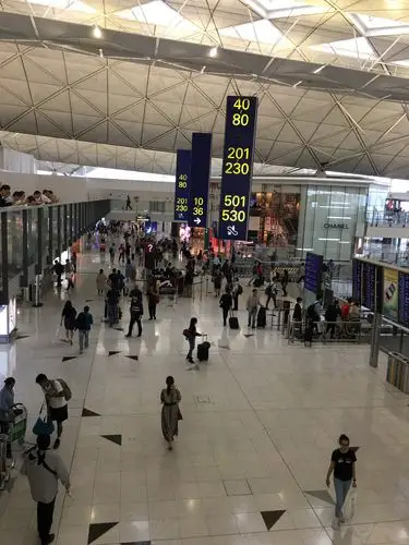 在香港机场候机等待转机,下午北京时间2:45乘坐国泰航空公司波音73