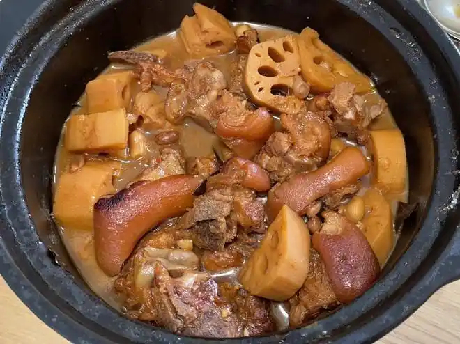 砂锅炖猪脚的做法