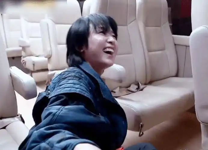 周笔畅在车里摔倒,吉克隽逸在一旁幸灾乐祸,两人感情如何很明显_反应