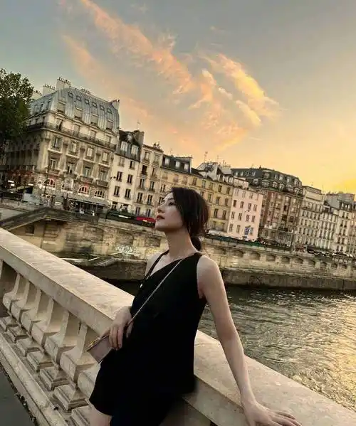 高圆圆街拍写真,黑色斜肩裙描绘迷人气质_照片_魅力十足_身材