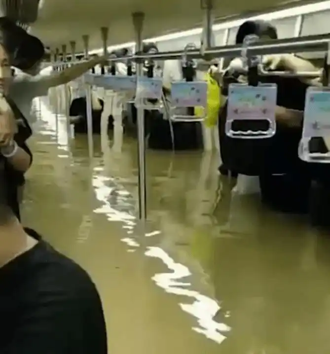 原创郑州地铁5号线被困者发声 水位过了头顶后就交代身后事了