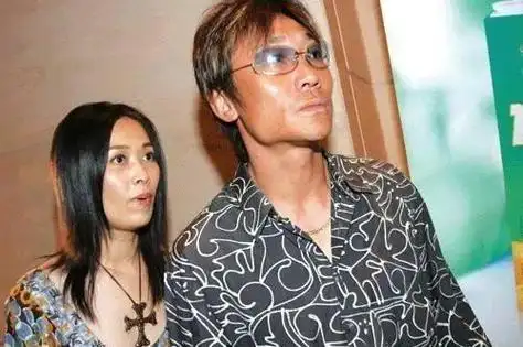 之后,高峰与王纳文的恋情传闻甚嚣尘上,甚至传闻两人已有爱情的结晶.