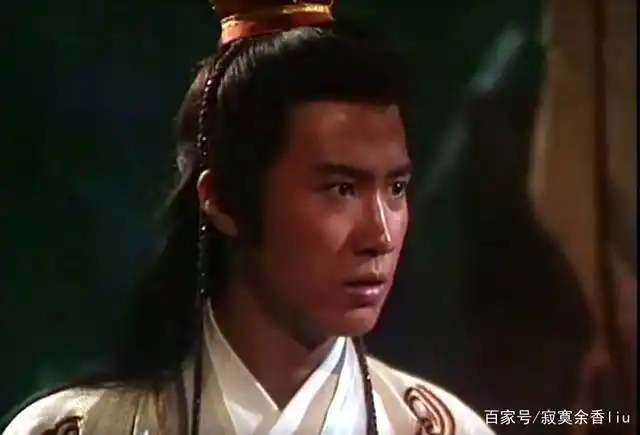 至于为什么被雪藏,有人说拍《晋文公传奇》经常屡屡迟到,并且开跑车