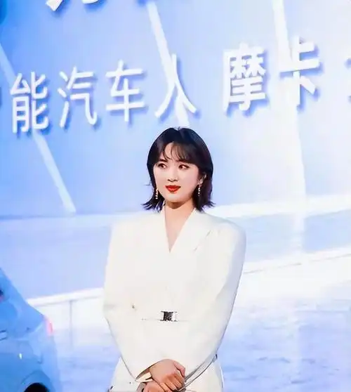 近期,音乐家李云迪和华为公司的二公主姚安娜在社交媒体上晒出了一