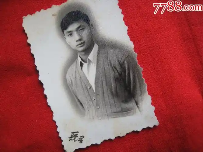 五十年代老照片:穿毛衣白衬衣的帅哥