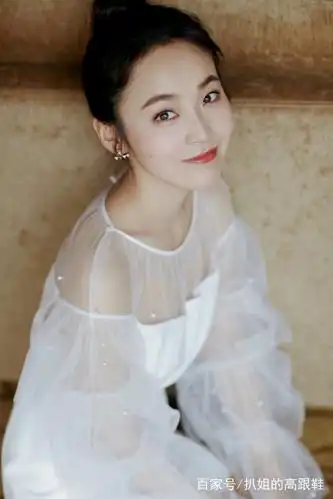 30岁张佳宁活成18岁小仙女姿态,白裙飘飘,美出了新高度!