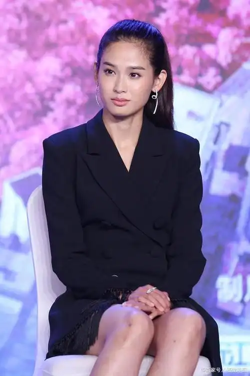 天使般,高挑模特范儿的屈菁菁能否成为一线明星?(美图赏析)