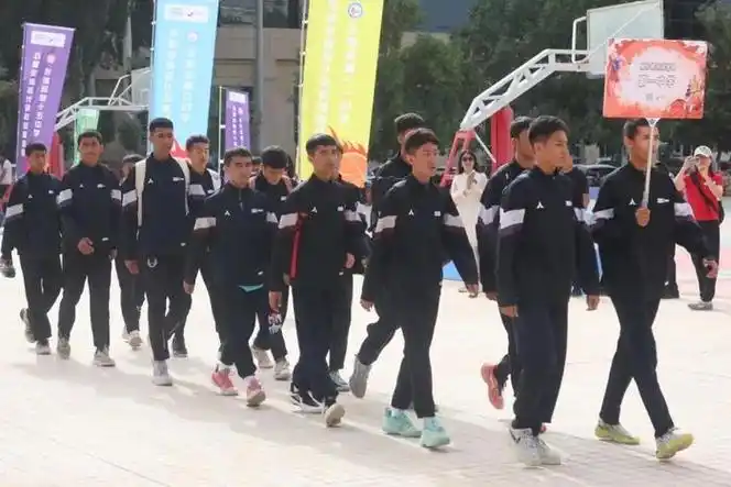 由泽普县各乡镇群众自发参与,由泽普县文工团导演和演员编排的八段锦